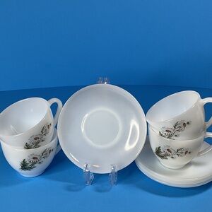Set of 4 Arcopal "Marguerite" daisy pattern teacup and saucer.